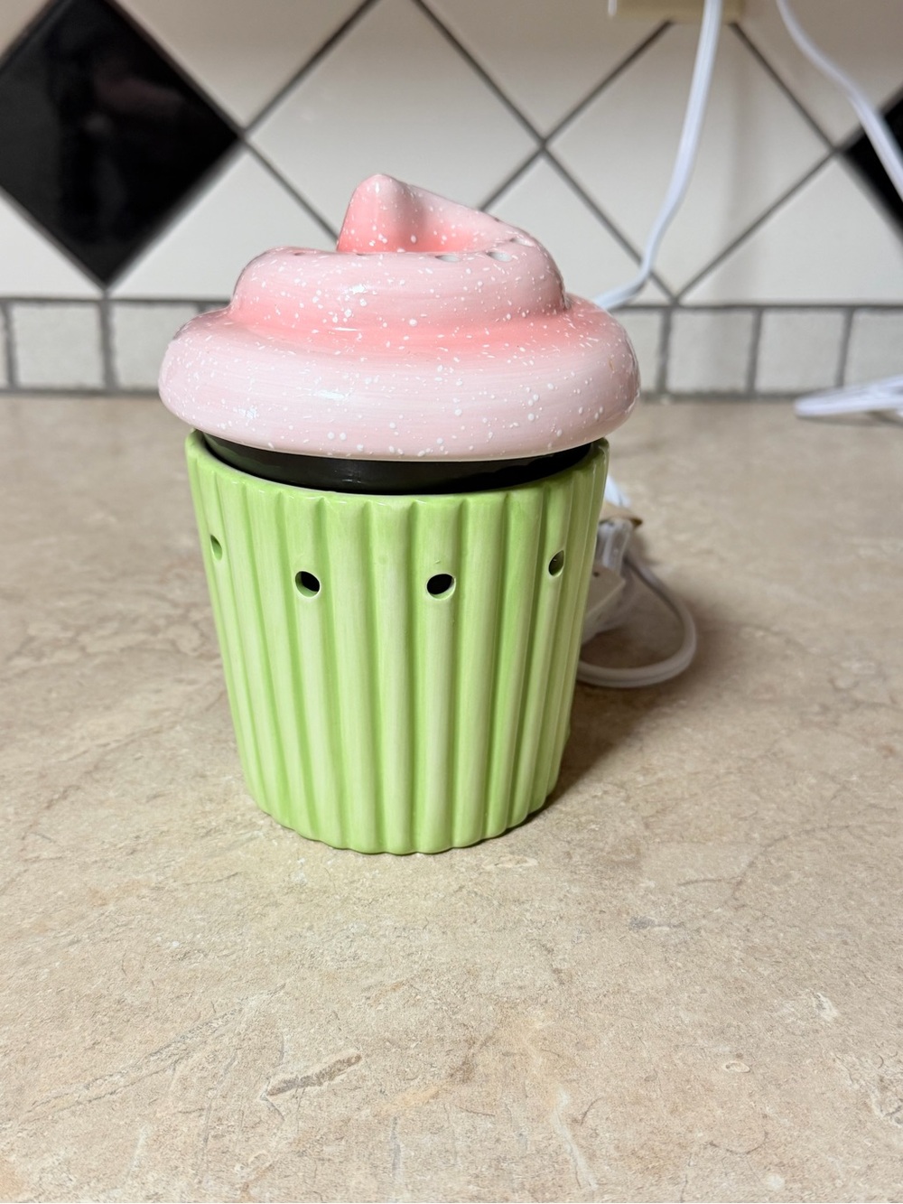 SCENTSY mid Size retired Cupcake ceramic wax warmer - Picture 4 of 7